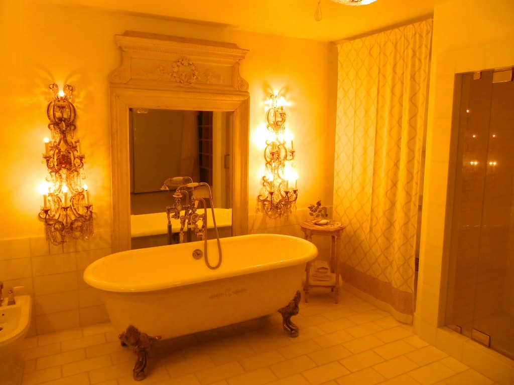 The bath with Vanilla Glace shower curtain