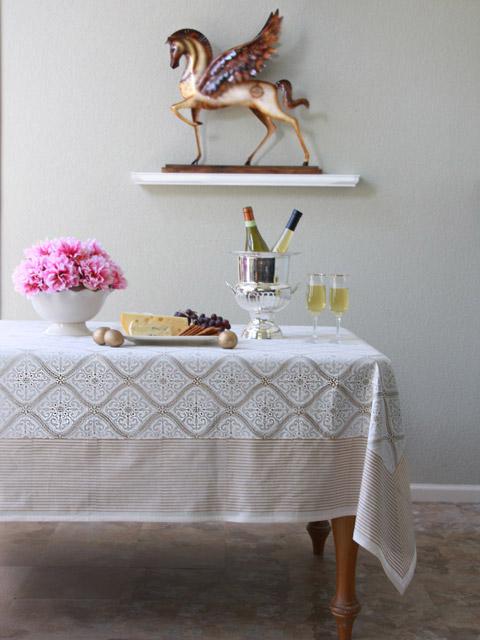 white and gold tablecloth for a winter wonderland theme