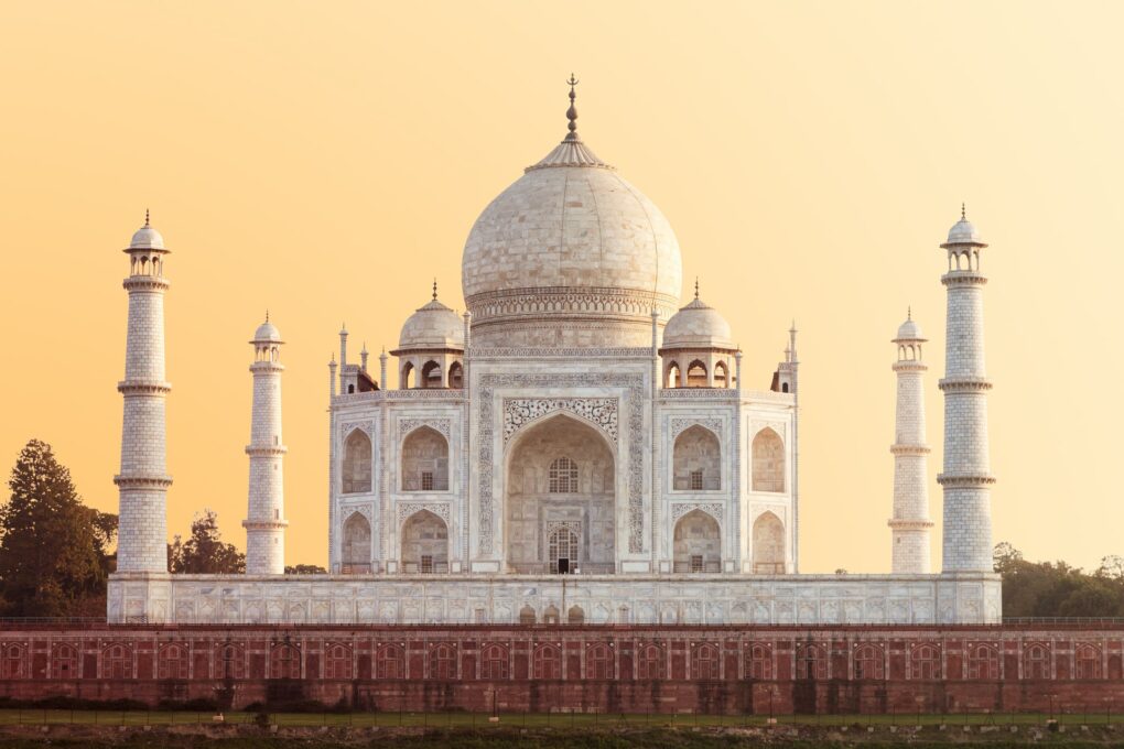 the Tah Mahal in the early morning