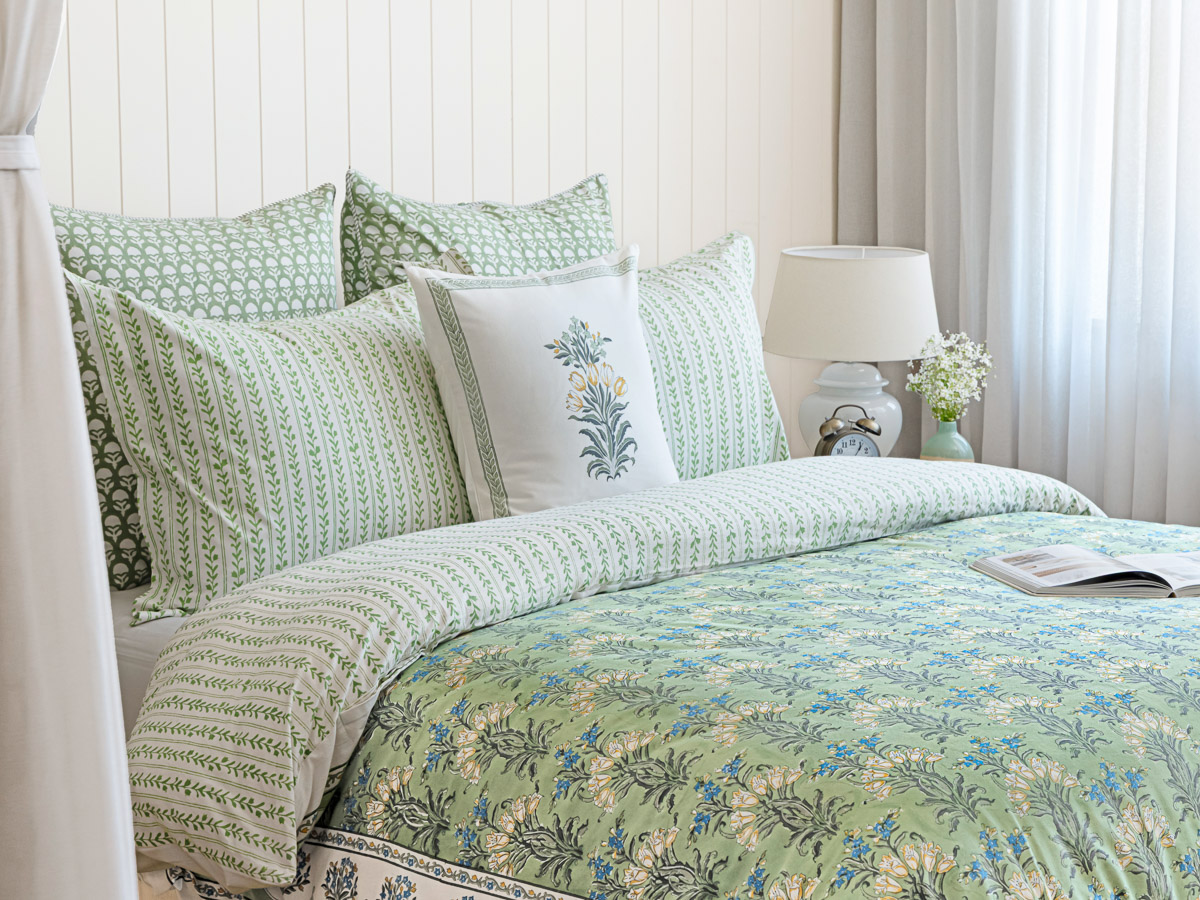 jdt_sage_green_white_floral_french_botanical_cotton_duvet_cover_reversible_mood02 jdt_sage_green_white_floral_french_botanical_cotton_duvet_cover_reversible_mood02