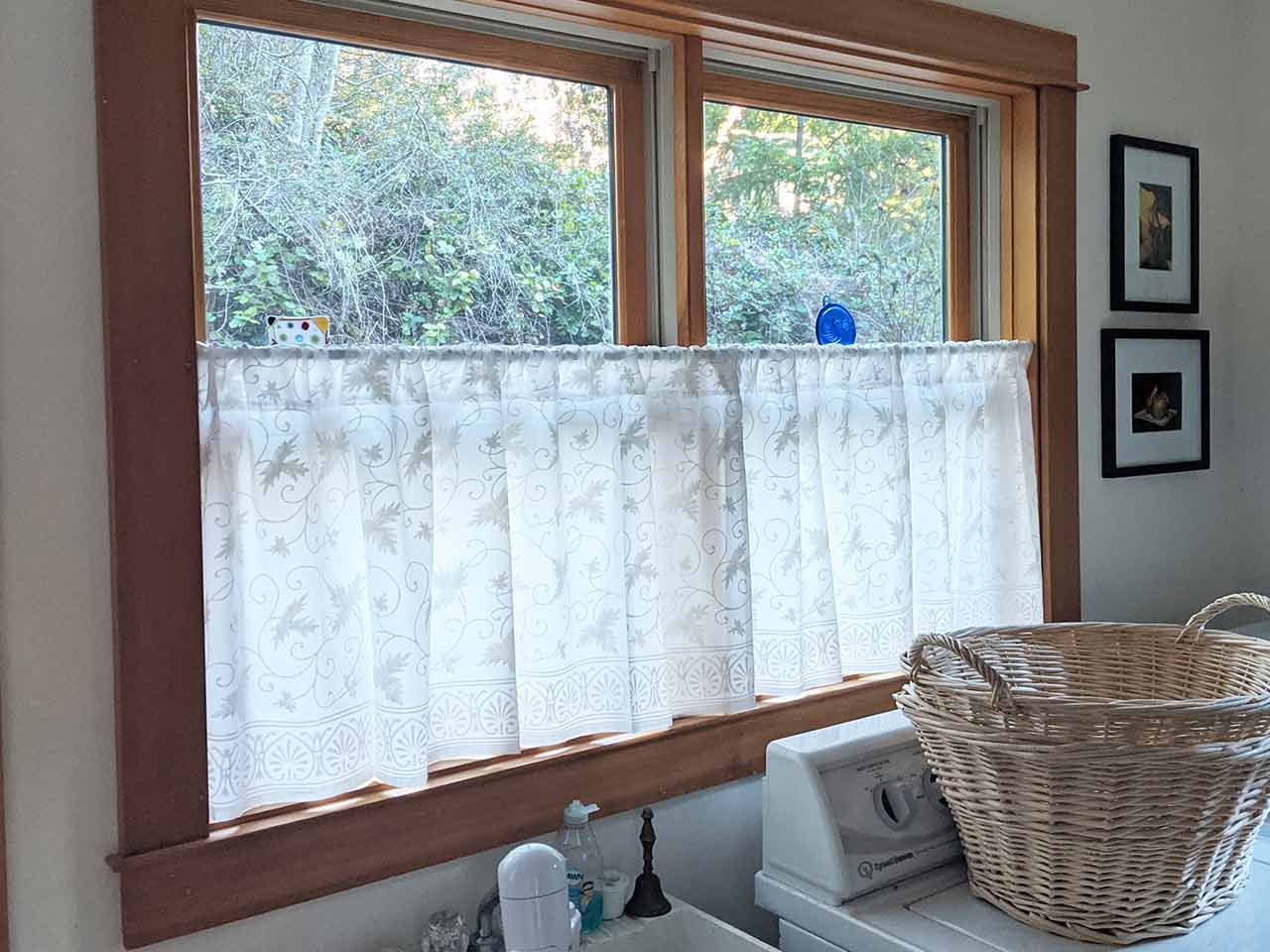 white cafe curtains in dining nook